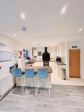 20 lees road Uxbridge UB8 3AT